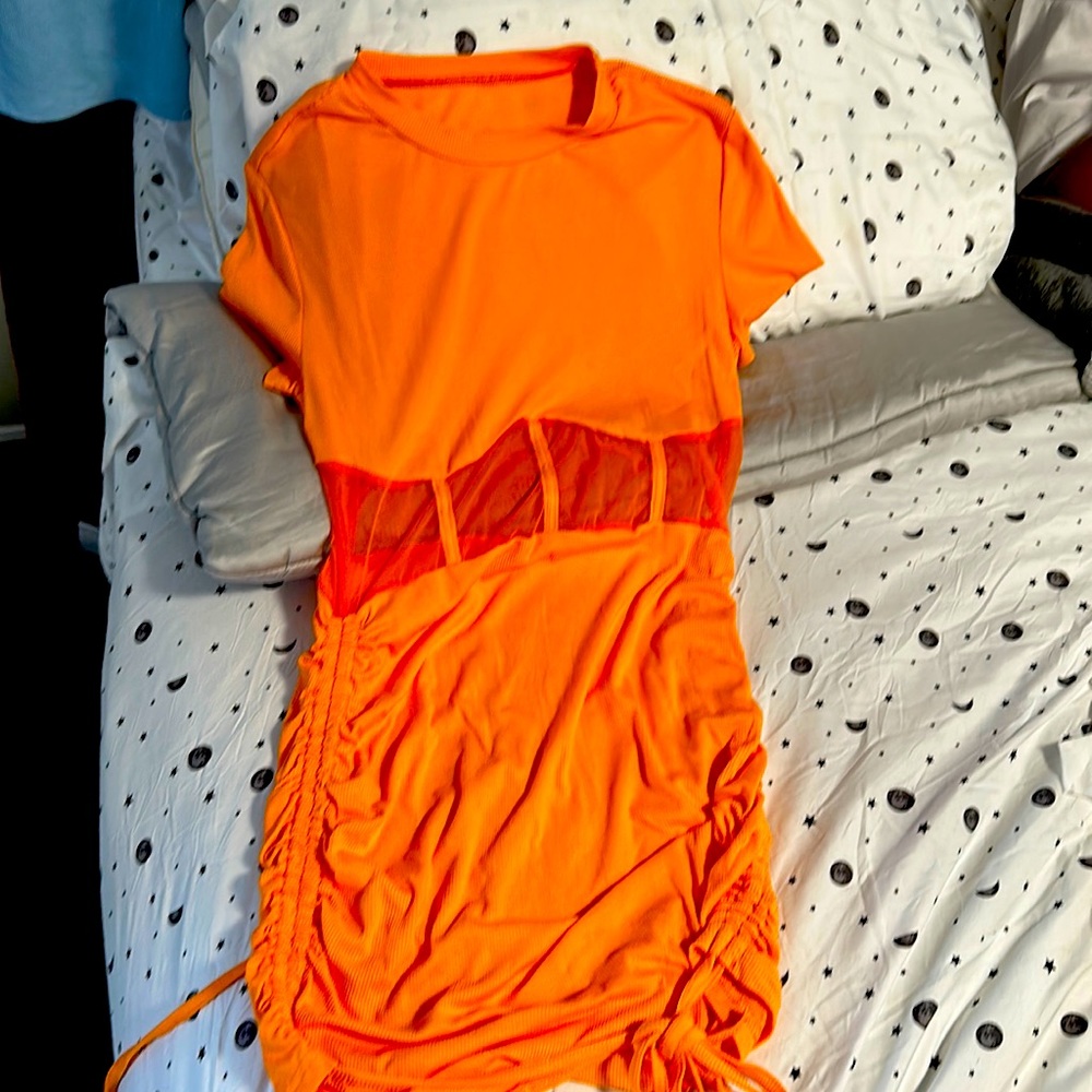 Scrunchy dress with sheer